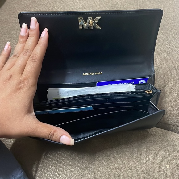 Michael Kors Sutton Wallet - Picture 6 of 11